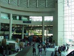 暇だな～。

しばらく空港内を探検。
小さなショップがいくつかあったけれど、免税店で買う物を
心に決めておいたので　我慢。

バルセロナ行は再びvueling airだったんだけど
ＬＣＣだから肩身が狭いのね。
カウンターがなかなか決まらなかったり、決まったと思って
並んでいたら、なんと！隣りに変わったり！ひょえー。
民族大移動のように、順番関係なく 早いもの勝ちのように
移り変わり。

そんな中、イタリア満喫中のＴＫ２人からＬＩＮＥが続々と届き
チェックインカウンターの写真を一切撮ることなく
手荷物検査へ。 