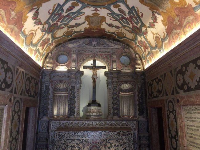 ケーブルカーに乗る手前にあった建物の中へ。<br /><br />教会かな？