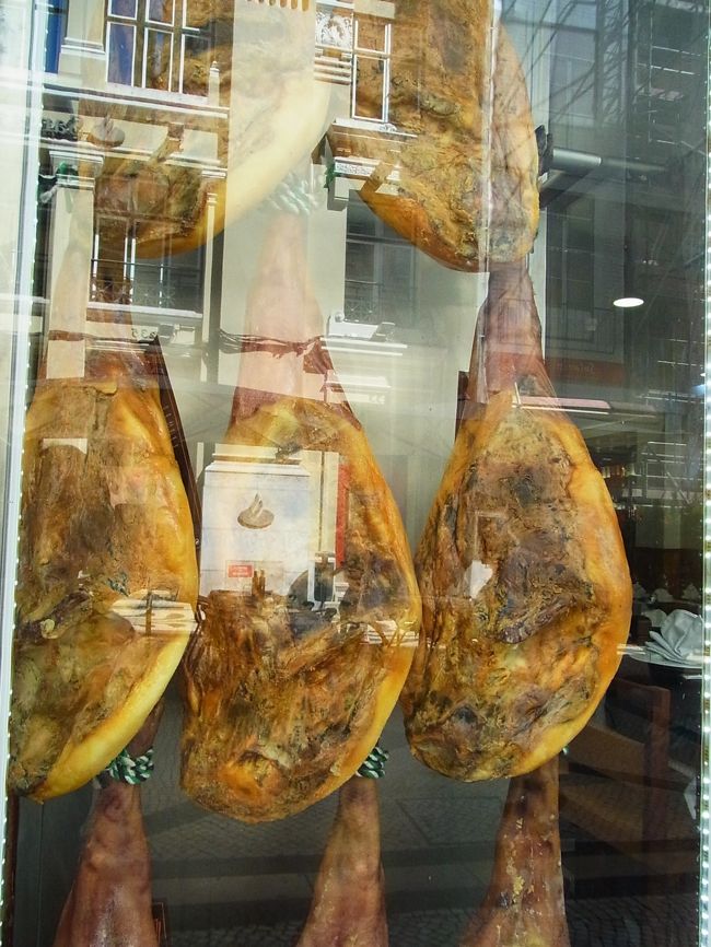 立派！<br /><br />あ～、喉乾いてきた。<br />この国でも、ツーリストらしく（？） 1.5リットルのミネラルウォーターペットボトルを持ち歩いていたので、とりあえずお水で我慢。喉を潤す。<br />