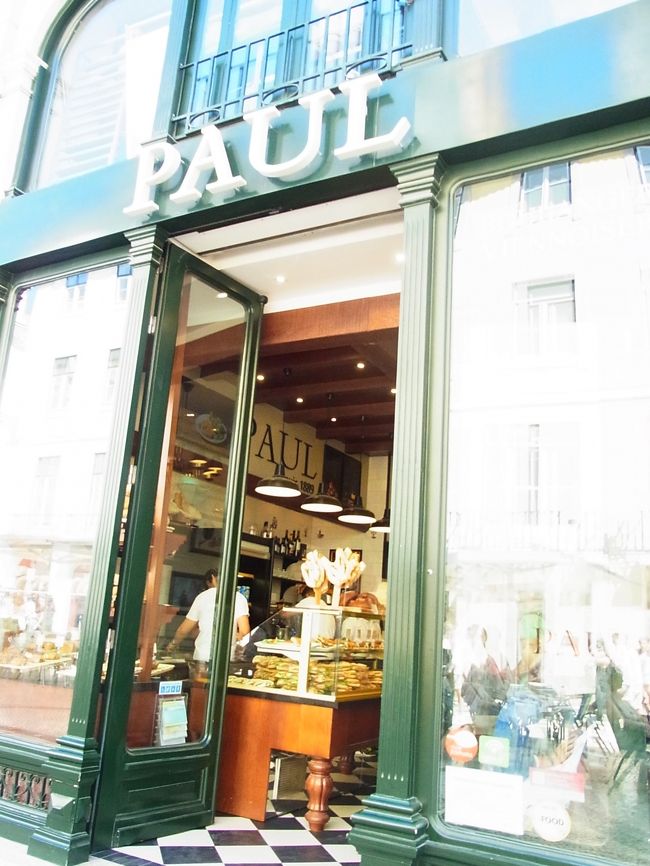 ケーブルカーで昇った坂道を帰りは徒歩で。<br /><br />アウグスタ通りに戻ってきた。<br />ＰＡＵＬもあるのね。