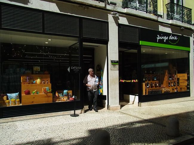 ショッピングを十分楽しみ、そろそろホテルに戻る感じかしら。<br />ホテル近くにあったカフェでリスボン最後の乾杯をするとしよう。<br /><br />その前に寄り道！