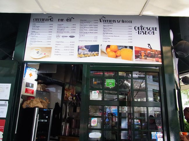 小さなお店だけれど、おいしそうなメニューがたくさん。迷っちゃう！<br /><br />リスボンのキオスク カフェなのね。<br /><br />