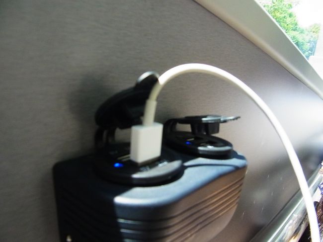 空港行きのバス。<br />２０分くらい乗っていたかな。<br /><br />往路のバスでも利用したUSB充電。<br />復路もありがたく利用させていただく。