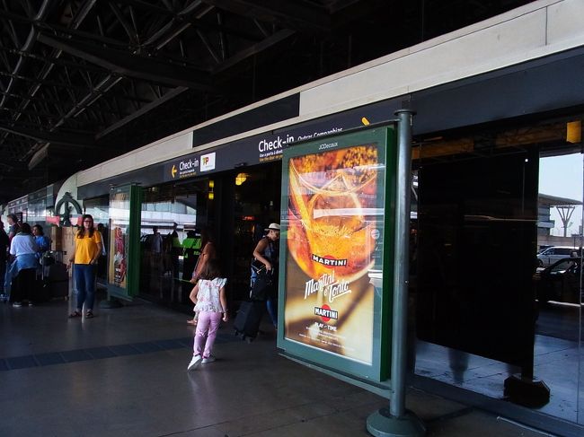 ちょっと早すぎたかな。<br />まだ電光掲示板にチェックインカウンターの案内が出ていない。