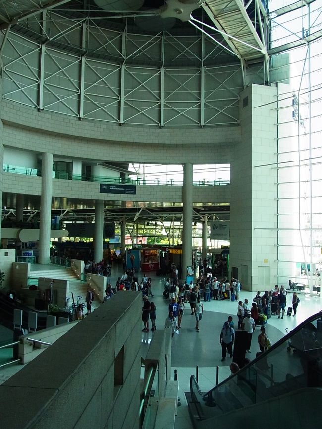 暇だな～。<br /><br />しばらく空港内を探検。<br />小さなショップがいくつかあったけれど、免税店で買う物を<br />心に決めておいたので　我慢。<br /><br />バルセロナ行は再びvueling airだったんだけど<br />ＬＣＣだから肩身が狭いのね。<br />カウンターがなかなか決まらなかったり、決まったと思って<br />並んでいたら、なんと！隣りに変わったり！ひょえー。<br />民族大移動のように、順番関係なく 早いもの勝ちのように<br />移り変わり。<br /><br />そんな中、イタリア満喫中のＴＫ２人からＬＩＮＥが続々と届き<br />チェックインカウンターの写真を一切撮ることなく<br />手荷物検査へ。 