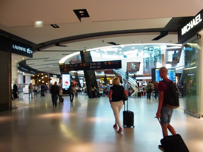 ショッピングモールの１フロアのような雰囲気