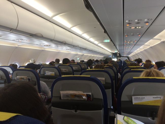 vueling airlineの機内<br /><br />３－３<br />３席のうち、１席空いていたので<br />２人で３席をシェア<br /><br />出発、到着時の拍手、やっぱりこの便でもあった。