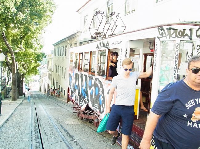 細い坂道をくねくね、あっという間に到着。<br />３．６ユーロ。高いけど、歩くとなかなかツライかもね。