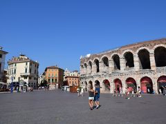 歩いてすぐに見えてくるのがアレーナ・ディ・ヴェローナ(Arena di Verona)

ローマのコロッセオのような円形の劇場です。
今でも利用されていて、野外オペラなどが催されるそうです。