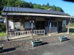 石見簗瀬駅です。
駅舎には年季を感じます。