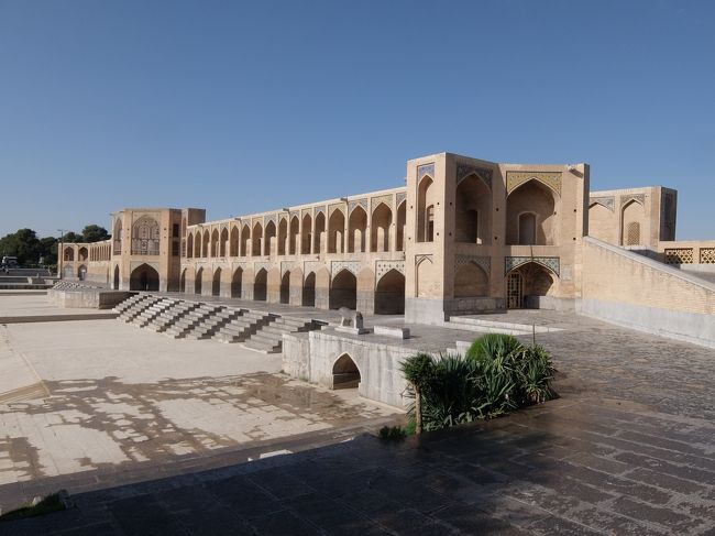 7月28日（金）　イスファハン2日目　<br /><br />先ずやってきたのは、ザーヤンデ川に架かる石造「ハージュー橋」<br />長さ133メートル、幅12メートルで2層構造になっています。<br /><br />17世紀後半、サファビー朝アッバース2世により建造されました。<br /><br />なお、サファビー朝は（1501年～1736年）は、ペルシア地域を支配した王朝としては初めてシーア派の一派十二イマーム派を国教とし、現在のイランの宗教的基盤を形成した王朝です。