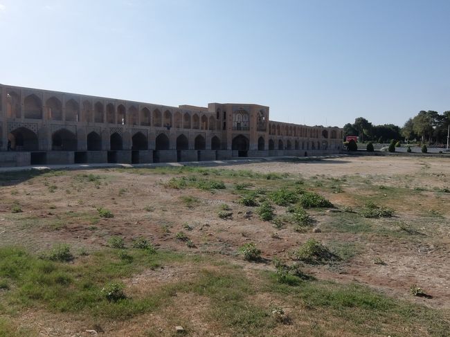 このハージュー橋と、盧溝橋、ポンテヴェッキオ橋（イタリア・フィレンツェ）を「世界三名橋」とすることもあるようです（初耳ですが）。<br /><br /><br />「世界三名橋」はともかく、美しいことで有名な橋なのでしょうが･･･水がありません！　これでは「世界三名橋」も形無しです。<br /><br />橋のアーチは水量を調整する水門の機能もあるのですが、今は上流にある工場の取水の関係で、しばしばこういう水枯れ状態になるとか。<br /><br />中央2階部分にシャー（王）と家族が避暑の宴を開いたバルコニーがあります。