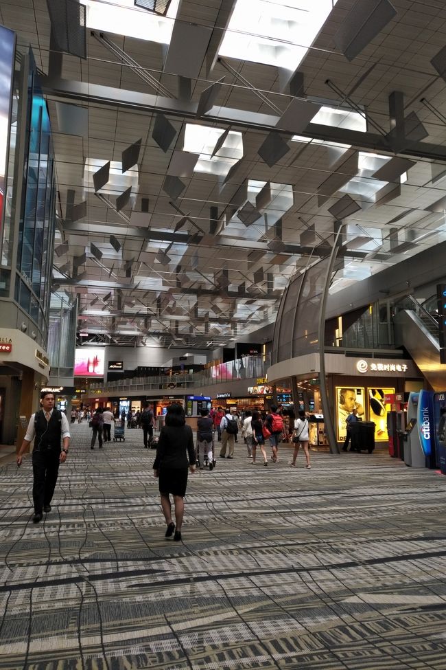 チャンギ国際空港Ｔ３です。ＳＩＮは何度か来てますが、久しぶりに来た気がします。出国は自動化っぽいゲートがありましたが、結局その後係官が一人一人チェックするという良くわからないモノになっていました（半券回収と出国スタンプは無し）。