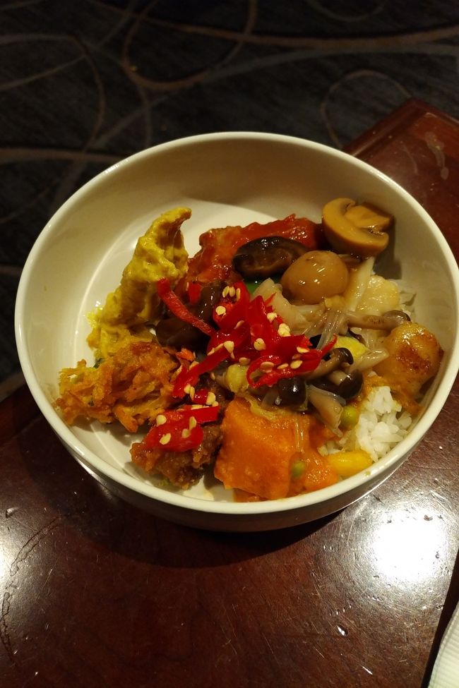 ビジネスラウンジへ。ＮＨならファーストラウンジなんですけど仕方無しです。お昼ご飯で、機内食もあるし適当に食べました。