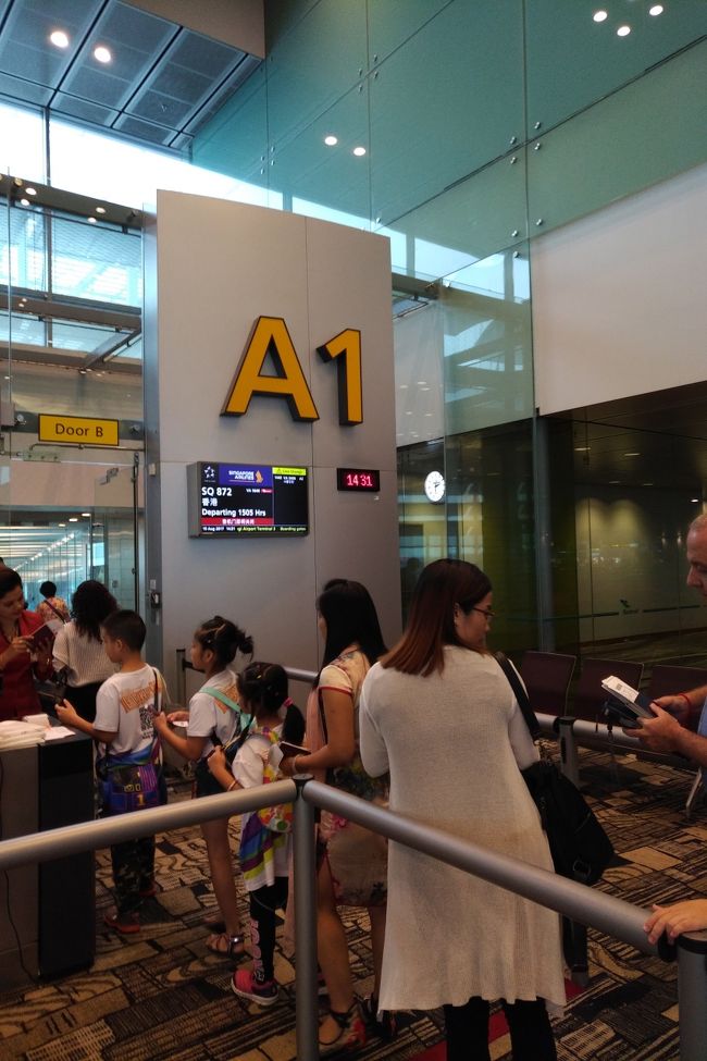 搭乗開始１０分前になったので行ってみると既に搭乗が始まってます。エコは凄い列ですが