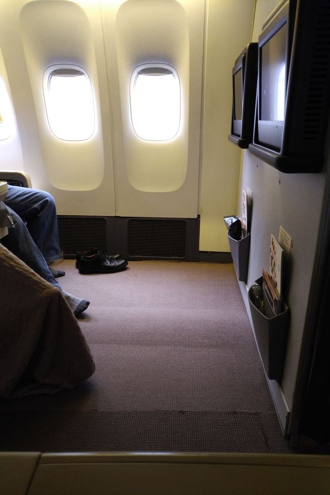 こんな感じです。こんな広く無くてもって気がしますが、長い777だからでしょうかね。