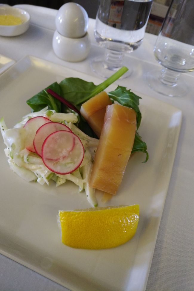 ミールが開始されました。何となく白身魚っぽいモノでした。