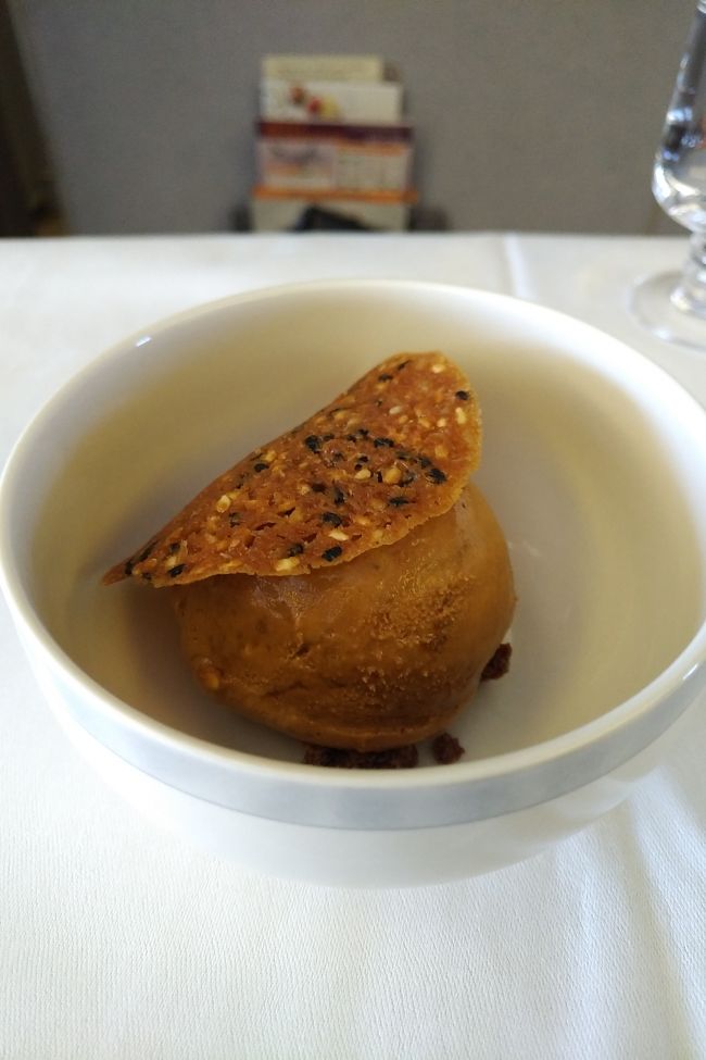 デザートはケーキかコーヒーアイスでしたので、アイスを貰いました。