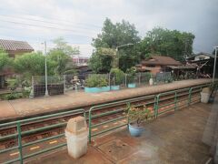 瓦ぶきの建物に囲まれたサラヤ駅。夏休みの田舎の駅という雰囲気で懐かしさすら覚える。