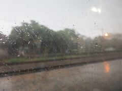 ナコンパトム駅で大粒の雨が降ってきた。7月と言えばタイでは雨季。こんなスコールがいつきてもおかしくない季節なのだ。
