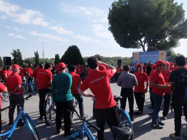 河原で赤シャツの一団が音楽をかけて大騒ぎしています。<br /><br />どうやらＴＶ番組の収録で、賞品が当たる抽選会みたいなものをやっているようです。