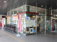 弘前駅構内にある観光案内所。ここで自転車を借りて（1日500円）市内観光へ出発。