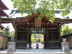 先ず向かったのは、新寺町の入口にある最勝院。威厳ある造りの仁王門から境内に入ります。