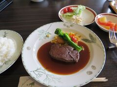 メインです

このホテルは　夜でも　フレンチ懐石があるほどで
お得意料理なのでしょう

値段を考えたら
充分に　おいしい　フレンチでした

凝ってはないけれど・・・