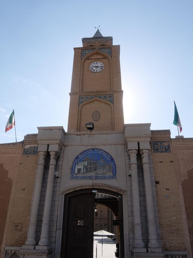 続いてやってきたのは、アルメニア人居住区「ジョルファー地区」にあるアルメニア教会「ヴァーンク教会」<br /><br />1605年創建で、現在の建物は1655年に再建されたものです。