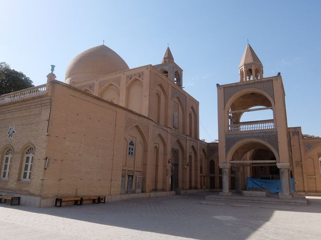 教会敷地内　イスラムモスクのようなドームもありますが、最上部に小さな十字架があることでキリスト教会であることがわかります。<br /><br />＊＊＊＊＊＊＊＊＊＊＊＊＊＊＊＊<br />アッバース1世をはじめとするサファヴィー朝歴代の皇帝は、彼らや彼らの信仰するアルメニア正教の保護に努めてきた。<br /><br />現在も、エスファハーンやイラン国内に多数在住するアルメニア人コミュニティーの精神的な拠り所として機能している。【ウィキペディア】<br />＊＊＊＊＊＊＊＊＊＊＊＊＊＊＊＊<br /><br />