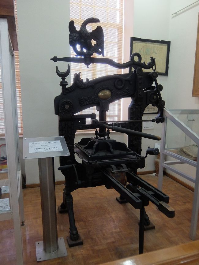 敷地内にはアルメニア博物館が併設されています。<br /><br />＊＊＊＊＊＊＊＊＊＊＊＊＊＊＊＊＊＊<br />イランで初めて出版された書籍・サーグムースは、アルメニア語で印刷されており、西暦１６１６年から１６２１年ごろのものとされ、イラン中部・イスファハーンにあるヴァーンク教会で発見されました。【「イランと世界の印刷技術の歴史 」】<br />＊＊＊＊＊＊＊＊＊＊＊＊＊＊＊＊＊＊＊<br /><br />ということで、博物館には印刷関係の機材や古い書籍なども多数展示されています。<br /><br />