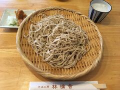 お昼ご飯は八方周辺で。

この辺りもゴンドラ乗り場以外は馴染みのないところですが、人気の蕎麦店がある様なので寄ってみることに。

お店は民宿も行っている林檎舎さんです。

くるみだれのお蕎麦が有名そうですが、頼んだのは少し変わった辛味大根の絞り汁につけて食べるおしぼりそば。

思ったより辛味が強く、それが逆に癖になりそうなお味でした。
ご馳走さまでした。