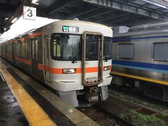 午後のにわか雨が降ってきた高山駅を後にして富山駅を目指す
猪谷駅から管轄会社が変わるので、一旦乗り換えとなる
まっすぐ北陸本線を行けばそうではなかったのだろうが、関西から遠く離れて旅をして、JR東海からまたJR西日本に戻るというのもなんとも楽しい
