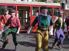 ストーリーテラーズ像近くで行われているアトモス。
Red Car  Trolley News Boys です。
ミュージカル「newsies」を再現しています。
ウォルトさんも若き日、新聞配達をしていたそうです。

1日6回行われていました。
5分前に行っても最前列で鑑賞できます。地面に青いテープが貼ってあったので、そのエリアで待ちます。