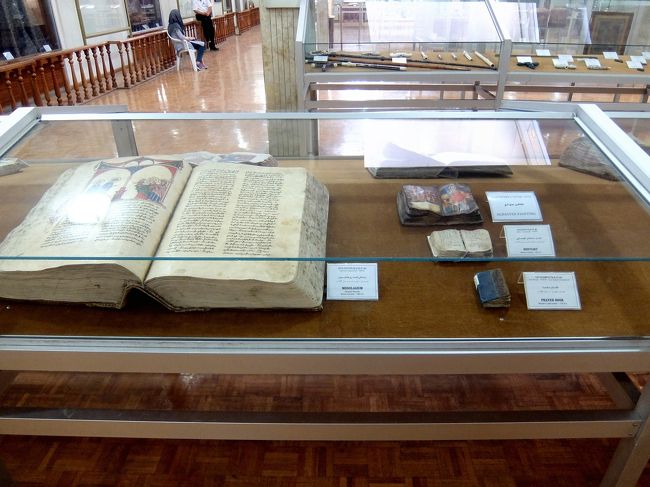 古い本が多く展示されています。関心のある方はどうぞ。