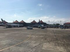 無事にングラ・ライ国際空港に到着しました。
それほど大きな空港ではなさそうですね。
ホームのガルーダインドネシア機が停まっています。
ところでングラ・ライ、デンパサール、ニューバリと空港名が物によって違うのですけどどれが正解なんでしょうか？
