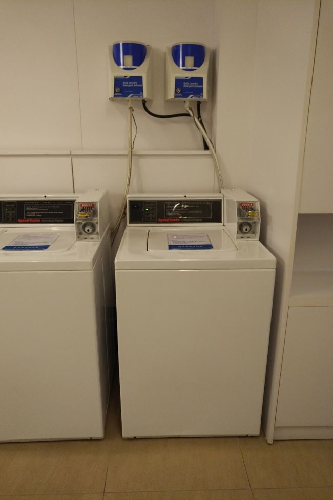 着いて早速洗濯を。洗濯する為にここに泊まったというのもありますが...<br /><br />トークンを40HKD/枚で買います。洗濯1回、乾燥機1回（～5kg）で2枚必要ですので、結構な価格かと