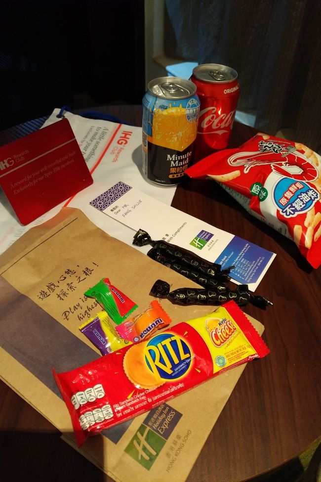 部屋にスパイアへのギフトが置いてあるとのことでしたので、見たらこれらでした。お菓子類は結構食べちゃいますね。