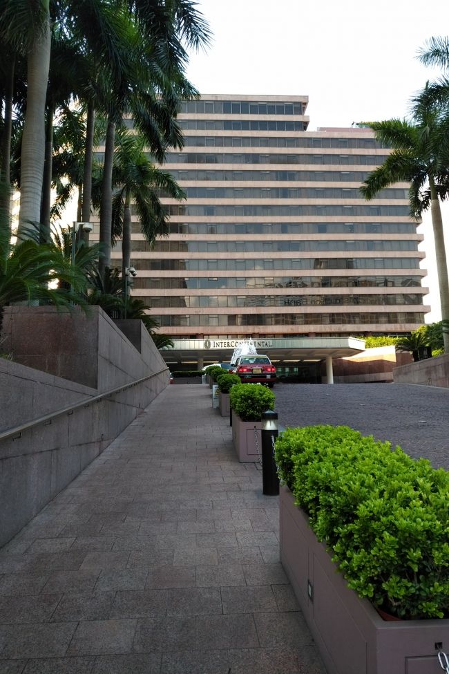 ＭＴＲで尖沙咀へ移動。今日のお宿のインターコンチネンタル香港です。<br /><br />地下道の工事は終わっていてインタコ香港前にエスカレータができてました。ただ、この日の香港は暑く朝7時杉でも30℃を超えており、この50m程度を歩くだけで汗だくに...。まぁ、みんなタクシーで来るんでしょうけど