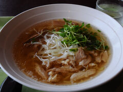 終点の白根火山バス停で下車。雨がかなり強く降っていたので、とりあえずレストハウスでお昼を食べることにする。大したものは無かったが、『鶏塩ラーメン（870円）』が気になったので注文。これが、観光地の食堂とは思えないほどに美味しかった。
※2025年8月現在、閉鎖されています。