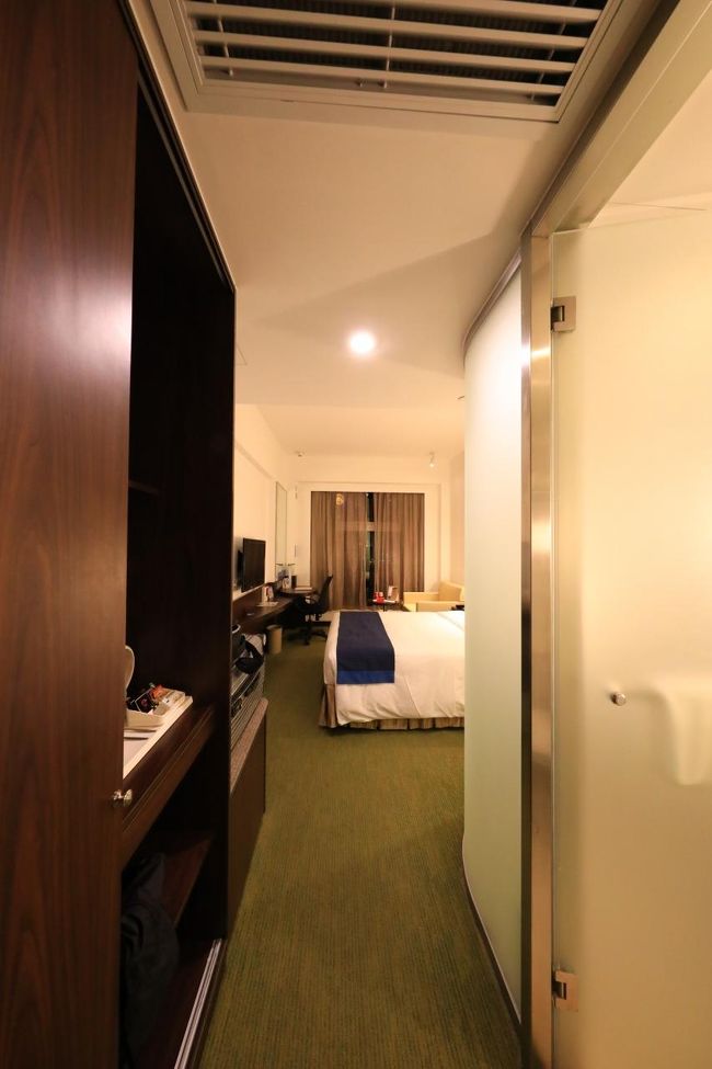 ホリデインエキスプレス香港ＳＯＨＯ<br /><br />SUPERIOR HARBOUR VIEW（修行僧救済IHG5000ptプラン）で予約し、上階へアップグレード（なのか？）