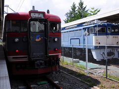 バスは、中軽井沢駅の手前で渋滞にはまり、少し遅れて駅に着いた。
改札へ向かうと、ちょうど列車が出てしまったところ。
バスの遅れが痛かった。
40分ほど待って、13:23発の列車で隣の軽井沢駅へと向かった。