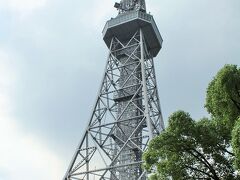 そして、３分歩いて目の前の名古屋テレビ塔の前へ。
そんなに高く無いと思っていたけれど、下に来ると、意外と高いのね～～