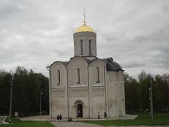 ドミトリエフスキー聖堂。

若干傾いているように見えるのは、手元が斜めだったから、だと思います。