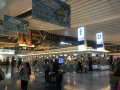 金曜日の仕事終了後、いったん自宅に戻ってから羽田空港国際線ターミナルへ
ＡＮＡのカウンターでチェックインしましたが、残念ながらプレエコはゲットできませんでした