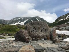 美女平から立山高原バスで、室堂へ
立山高原バスも満員で、時刻表に関係なく、どんどん臨時便が出ていた
バスは、乗車率１００パーセントで、山道を約５０分間走る
曇っており、なかなかつらい時間であったが、登山する人はここでは寝ないほうが良い、というのも、寝てしまうと呼吸が浅くなり高山病発生のリスクが高まるから
立山は、簡単に２５００メートル地点まで来れてしまうが故の問題点である