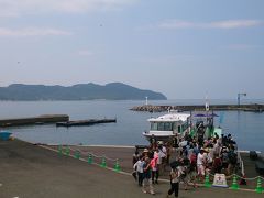 １３時、うずしお汽船に乗船、まず渦潮の近くまで接近してみます。亀浦漁港から３分で渦潮に到達。(1550円)