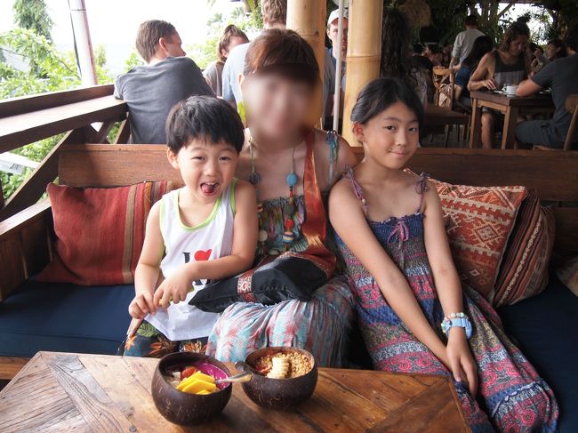 運よく、奥の一番眺めのいいソファ席が空きました(*´∀｀)ﾉ<br /><br />ソファーがL字型になっていて、混んでいてもとても寛げる空間です。