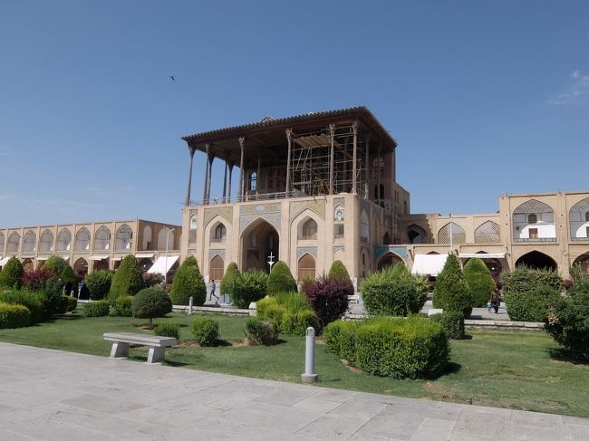 先ずは「アーリー・ガープー宮殿」へ。<br /><br />＊＊＊＊イラン初の高層建築・アーリーガープー宮殿＊＊＊＊<br />イランで初の高層建築と言われており、アーリー・ガープーとは、トルコ語で「壮大な門」を意味します。<br /><br />というのは、当時のイランの西方にはオスマン・トルコが栄えており、オスマン王朝の建築スタイルを取り入れて、この宮殿が造られたからだと言われています。<br /><br />１８本の柱があるこの宮殿は、外から見ると３階建てに見えますが、実際には６つの階があります。<br /><br />さらに、この宮殿の関係者によりますと、アーリーという言葉はもともとはイスラム教シーア派の初代イマーム・アリーにも関係があり、そのためこの宮殿の敷地は聖なる領域と見なされていました。<br /><br />そのため、警察に追われている犯罪者や脱獄者がここに逃れてきた際には、警察であってもここに踏み込んできて彼らを捕らえることはなかった、ということです。【ソフィアＨＰ】<br />＊＊＊＊＊＊＊＊＊＊＊＊＊＊＊＊＊＊＊