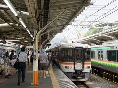 熱海駅からはJR東海。
熱海から沼津までの特急車両が投入されるラッキー区間も、
写真を優先したため座れず。